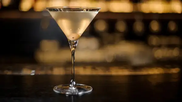 Cómo dar más textura al martini sucio con la técnica del lavado de grasa