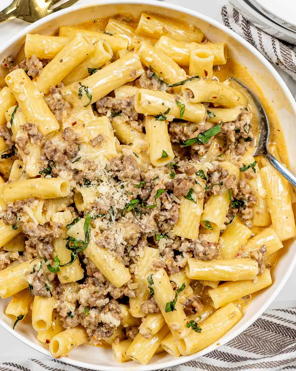 Pasta cremosa con salchicha italiana