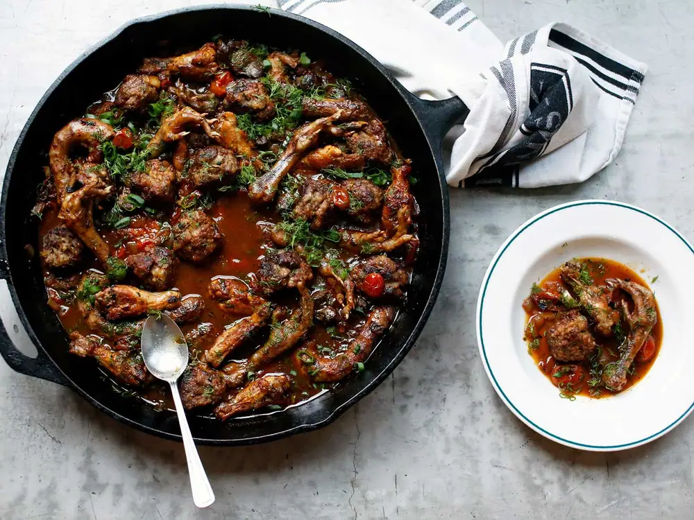 Fricasé de patas de pollo judías con albóndigas