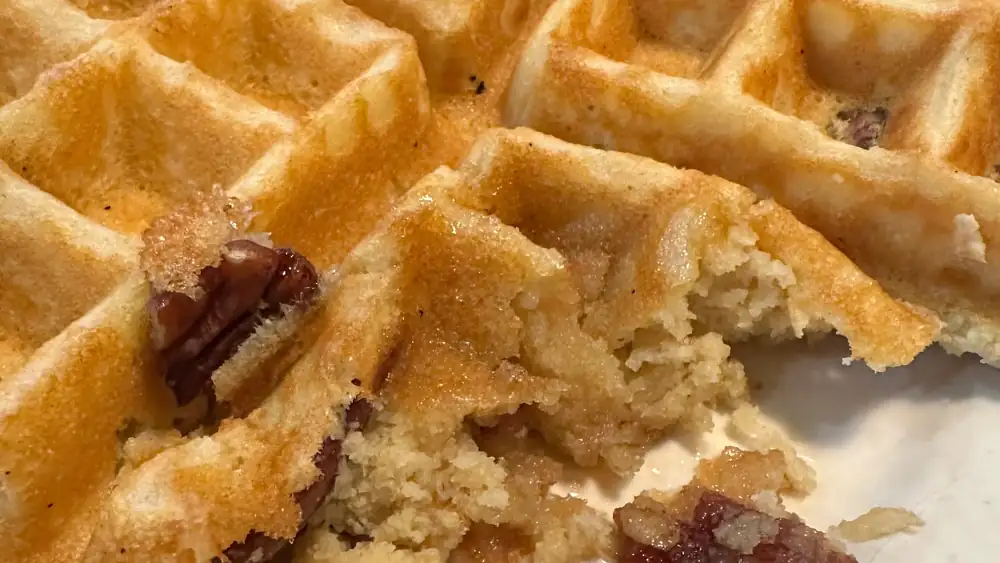 Los waffles de nueces pecanas del restaurante Judy's Family Restaurant hacen honor a los elogios