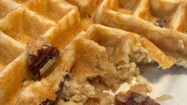 Los waffles de nueces pecanas del restaurante Judy's Family Restaurant hacen honor a los elogios
