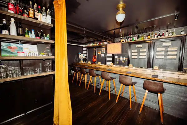 Uno de los restaurantes omakase más animados de Austin ahora está abierto dentro de un campo de minigolf