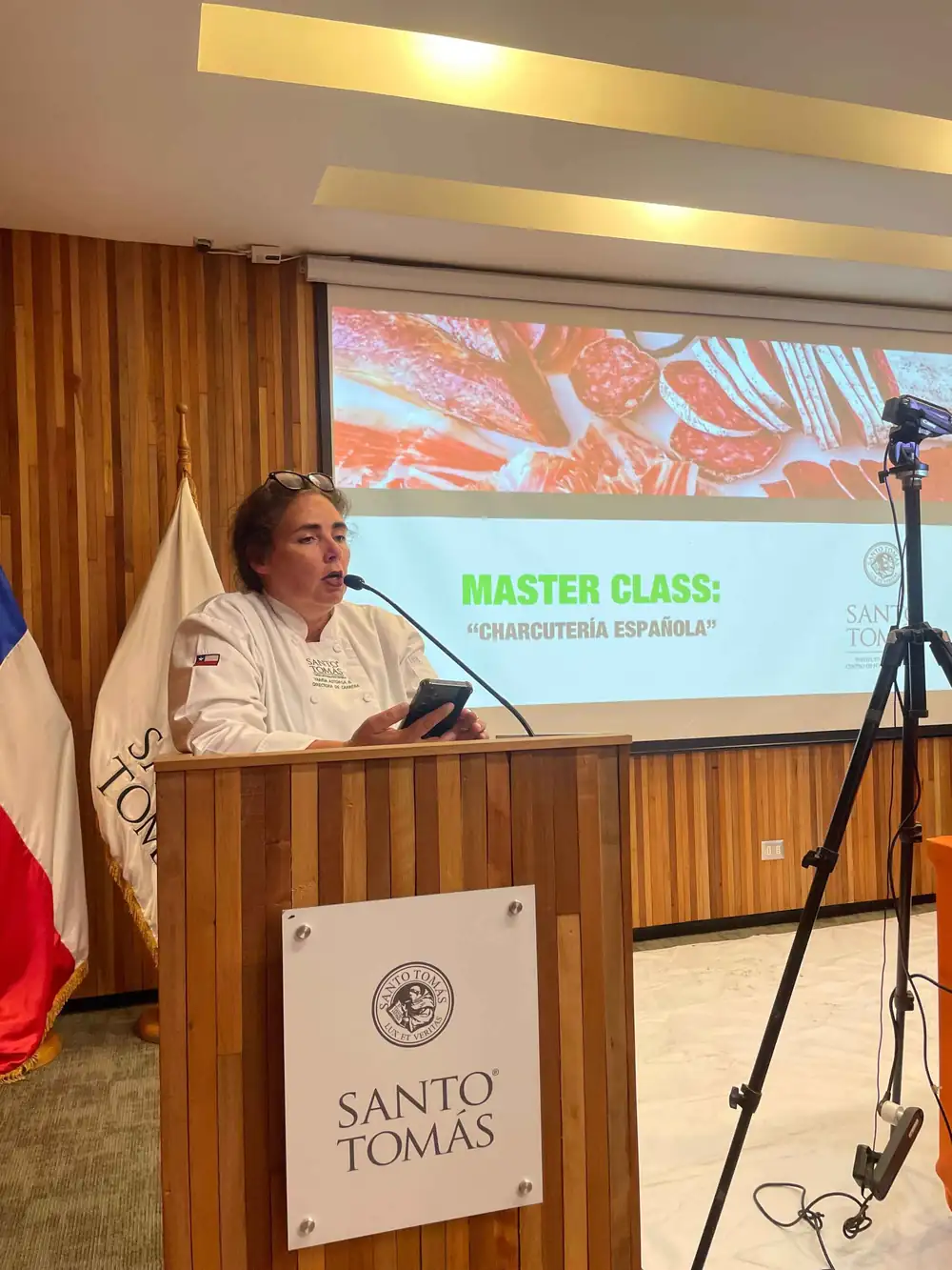 Santo Tomás Santiago Centro realizó una clase magistral sobre charcutería española con el chef Cristóbal Morales