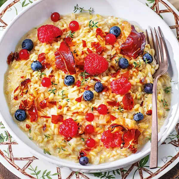 Orzotto with mountain cheese, speck and berries