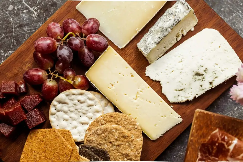 Which cheeses to choose? How much to prepare? What types of bread and wine? Our guide to a 100% successful cheese board