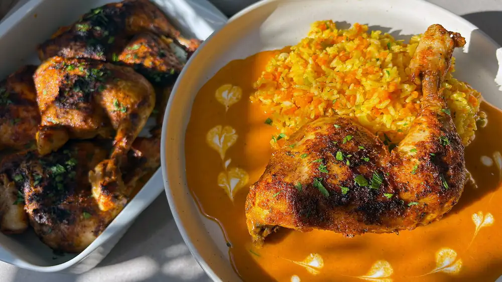 Pollo con mantequilla, parmesano y arroz con verduras