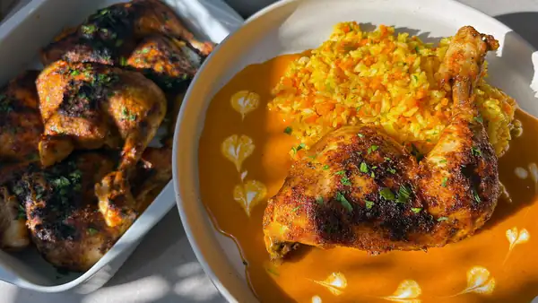 Pollo con mantequilla, parmesano y arroz con verduras