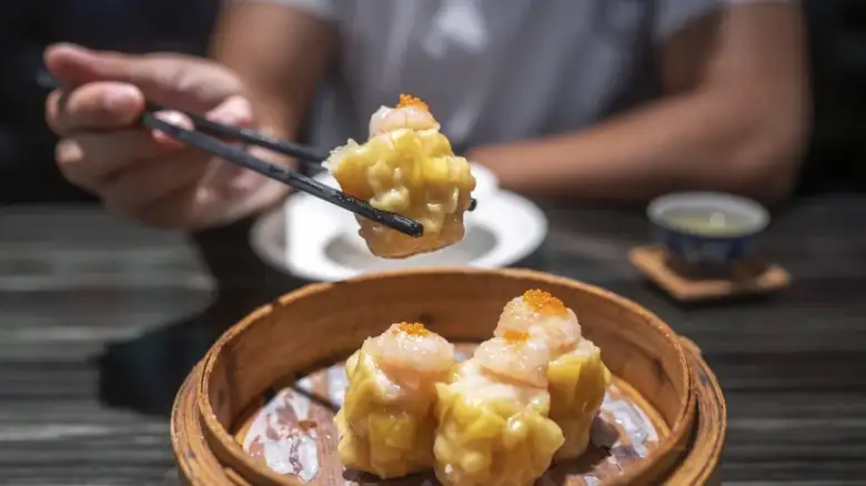 Sí, puedes comer solo en un restaurante de dim sum, pero podrías estarte perdiendo algo