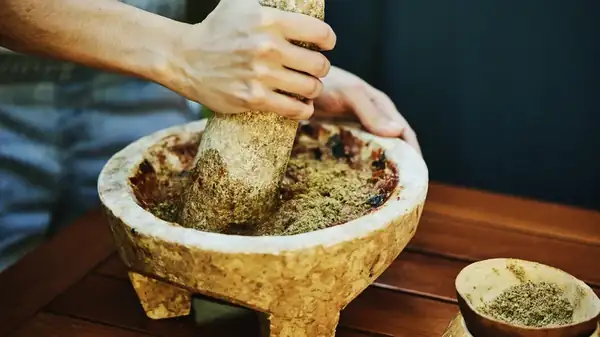 ¿Qué diferencia hay entre un molcajete y un mortero?