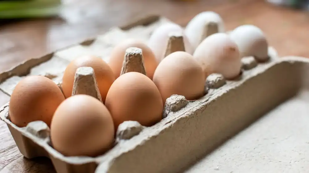 Guardar los huevos al estilo americano, en el refrigerador y lejos de la puerta