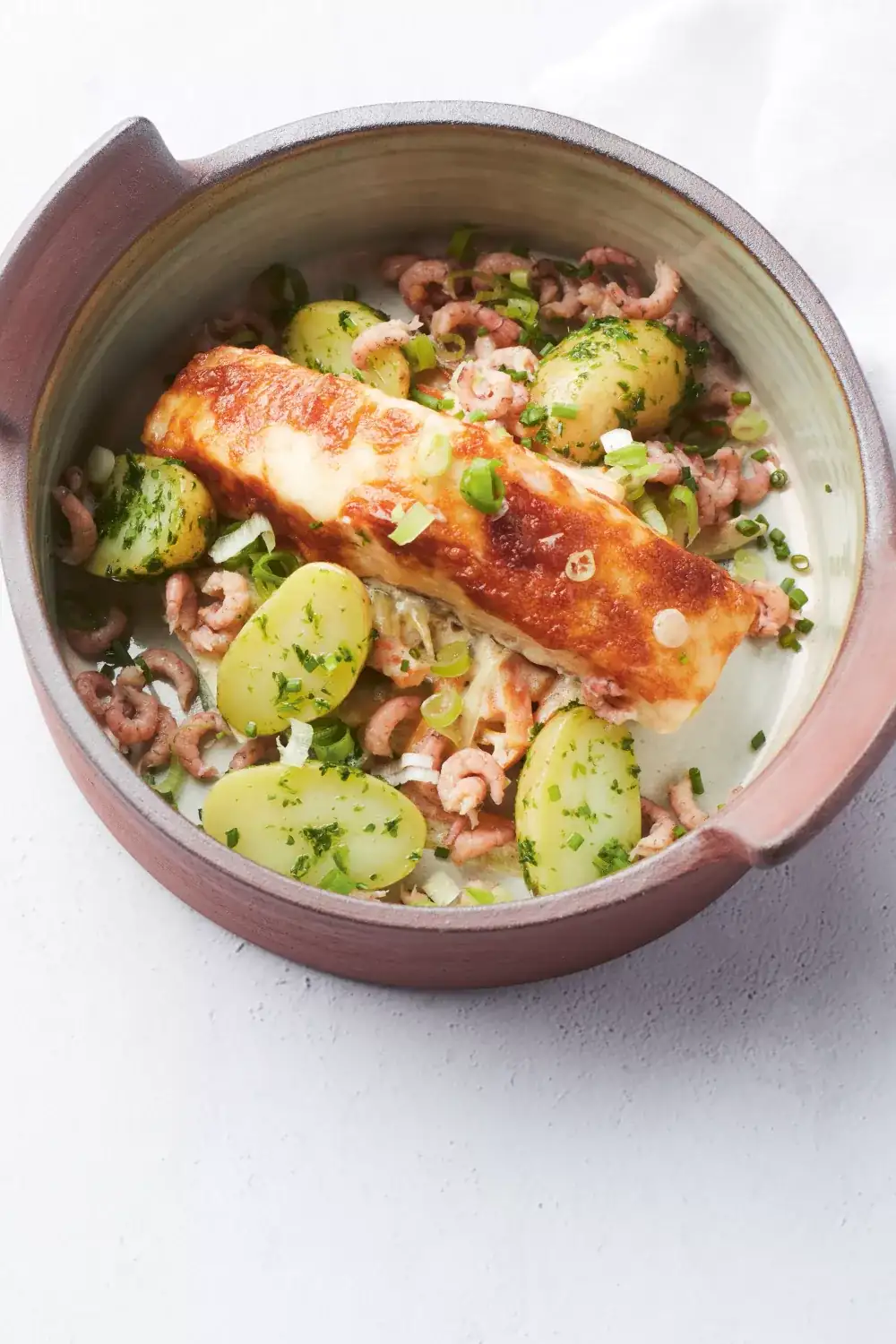 Plato al horno con salmón y patatas pequeñas