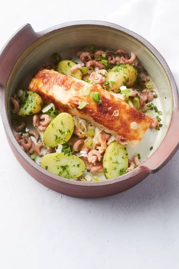 Plato al horno con salmón y patatas pequeñas