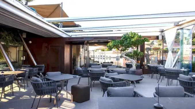 Hi-Res, the rooftop terrace of the Hotel Valadier in Rome, serves appetizers and dinners all year round.
