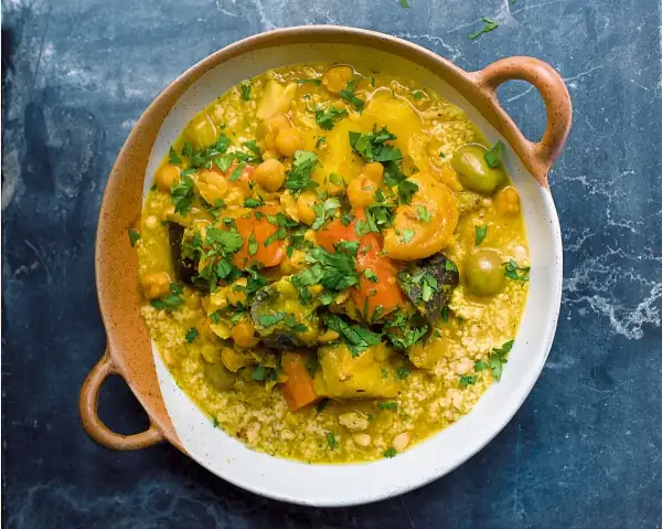 Verduras marroquíes al horno y cuscús con piñones y eneldo
