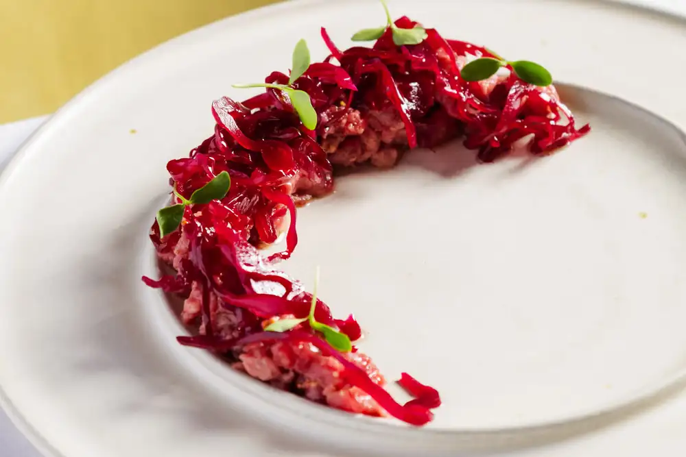 El restaurante Nosh de Treviglio se convierte en “Ribelle”: aquí, el vino tinto también marida con pescado