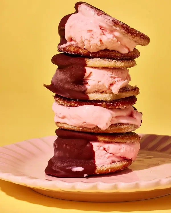 Receta de sándwiches de helado de vainilla y rosa con tostadas de cardamomo