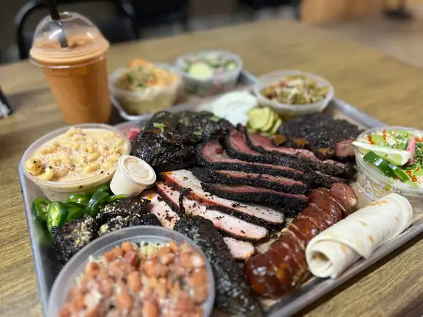 Un pequeño restaurante de barbacoa de Texas combina deliciosas carnes ahumadas con cervezas inesperadas