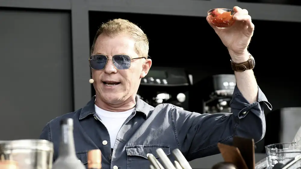 Olvídate de la salsa barbacoa: el glaseado de bourbon fácil de Bobby Flay sabe a caro