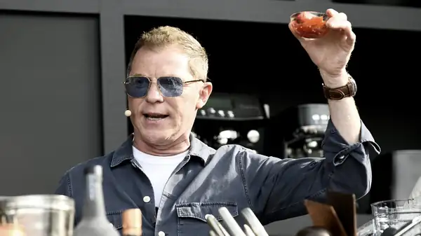 Olvídate de la salsa barbacoa: el glaseado de bourbon fácil de Bobby Flay sabe a caro