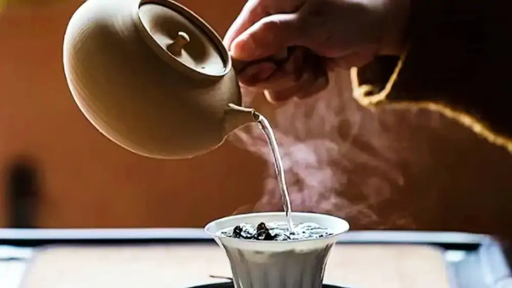 Esta recóndita tetería de Toronto te permite saborear un café con leche caliente rodeado de estanterías llenas de libros