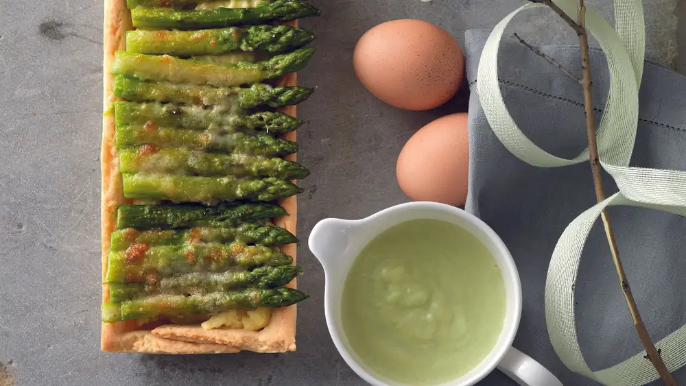 Tarta de Grana Padano con huevos y espárragos
