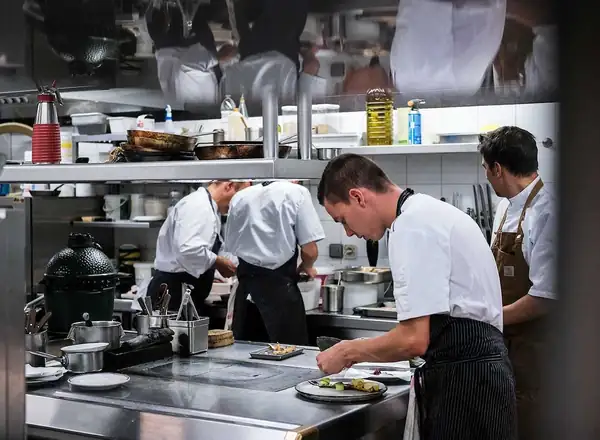 Un chef formado en La Tour Rose y Troisgros cocina menús de degustación en Tournus