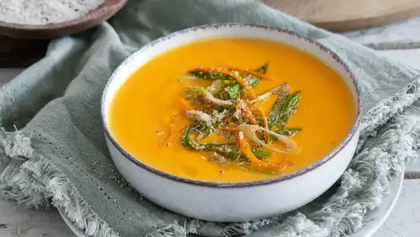 Carrot soup with white poppy seeds