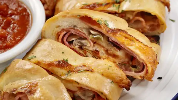 What The Difference Between Stromboli And Calzones?