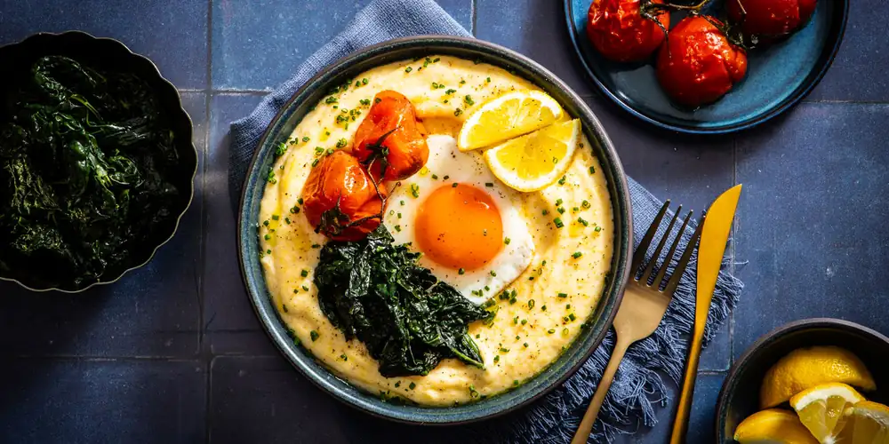 Receta de huevos con queso y sémola de maíz con col rizada y tomates asados