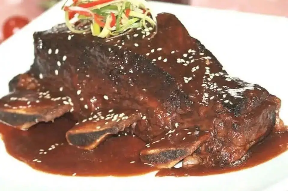 Costillas de res estofadas en salsa de tamarindo y naranja especiada