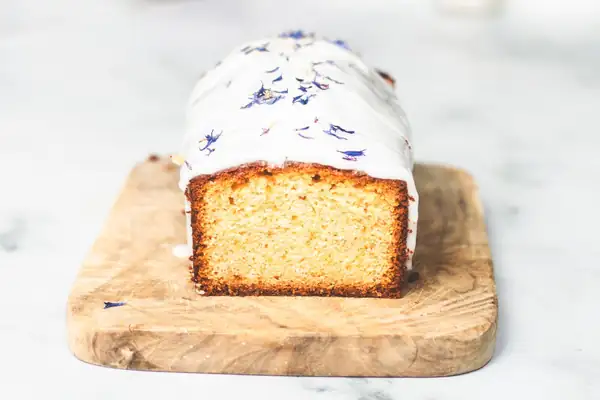 Baking an elderflower cake without a dry crumb: this is how it stays light and moist
