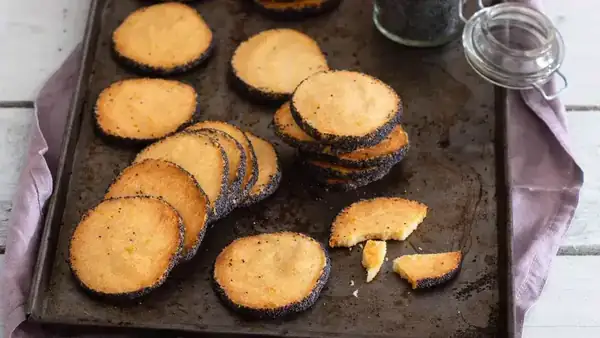 Cheddar biscuits with poppy seeds