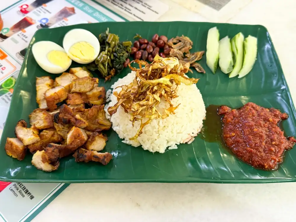 Nasi Lemak Melaka combina sambal Peranakan con panceta de cerdo frita en Kota Damansara