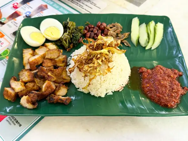 Nasi Lemak Melaka combina sambal Peranakan con panceta de cerdo frita en Kota Damansara
