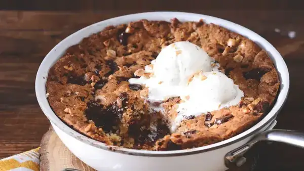 Maxi cookie from the pan