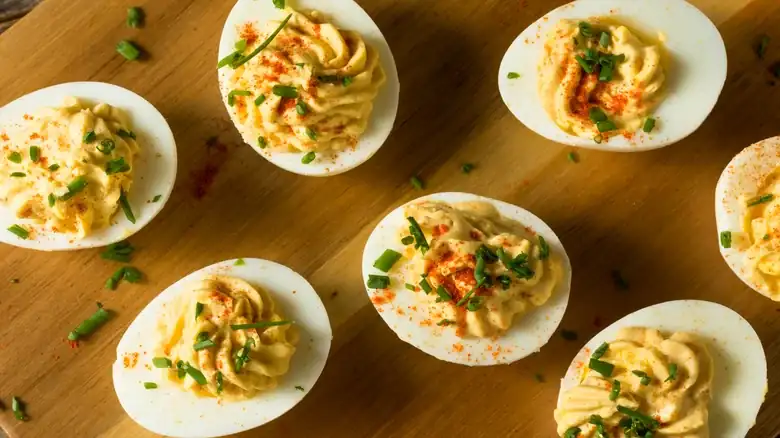 Dale una segunda oportunidad a los huevos rellenos sobrantes en tus sándwiches
