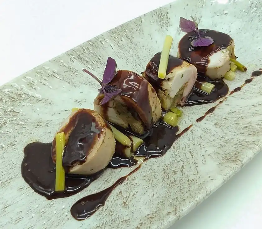 Conejo con salsa de ajo tierno y cebolla de chocolate
