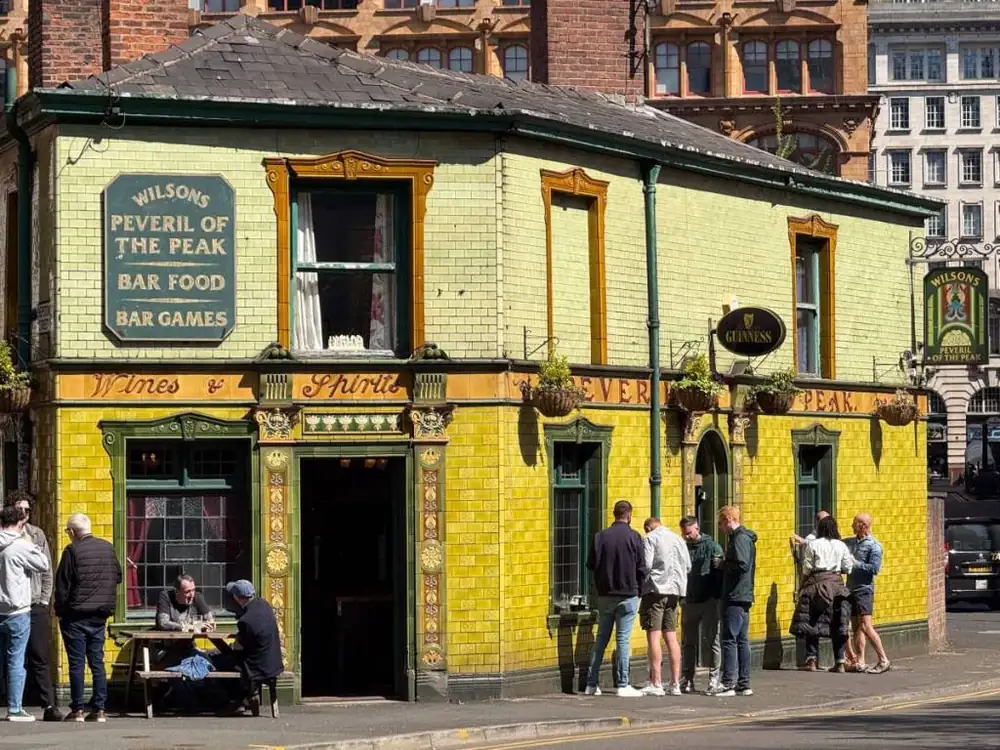 Desde el bar más pequeño de Europa hasta el histórico local que acogió a The Beatles, estos son 22 de los mejores pubs para visitar en Manchester
