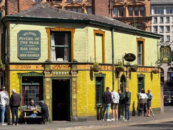Desde el bar más pequeño de Europa hasta el histórico local que acogió a The Beatles, estos son 22 de los mejores pubs para visitar en Manchester
