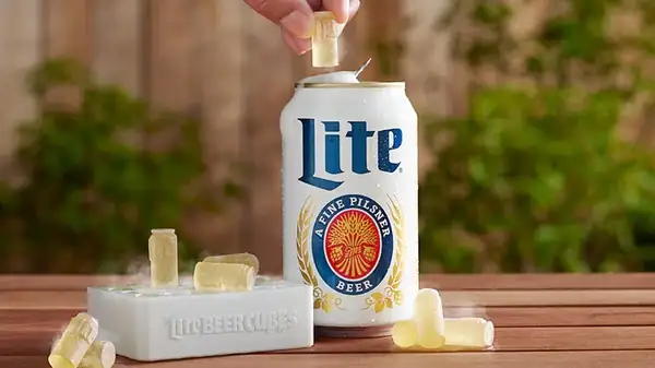 Los nuevos Mini Cubitos de Hielo de Cerveza de Miller Lite caben perfectamente en la lata