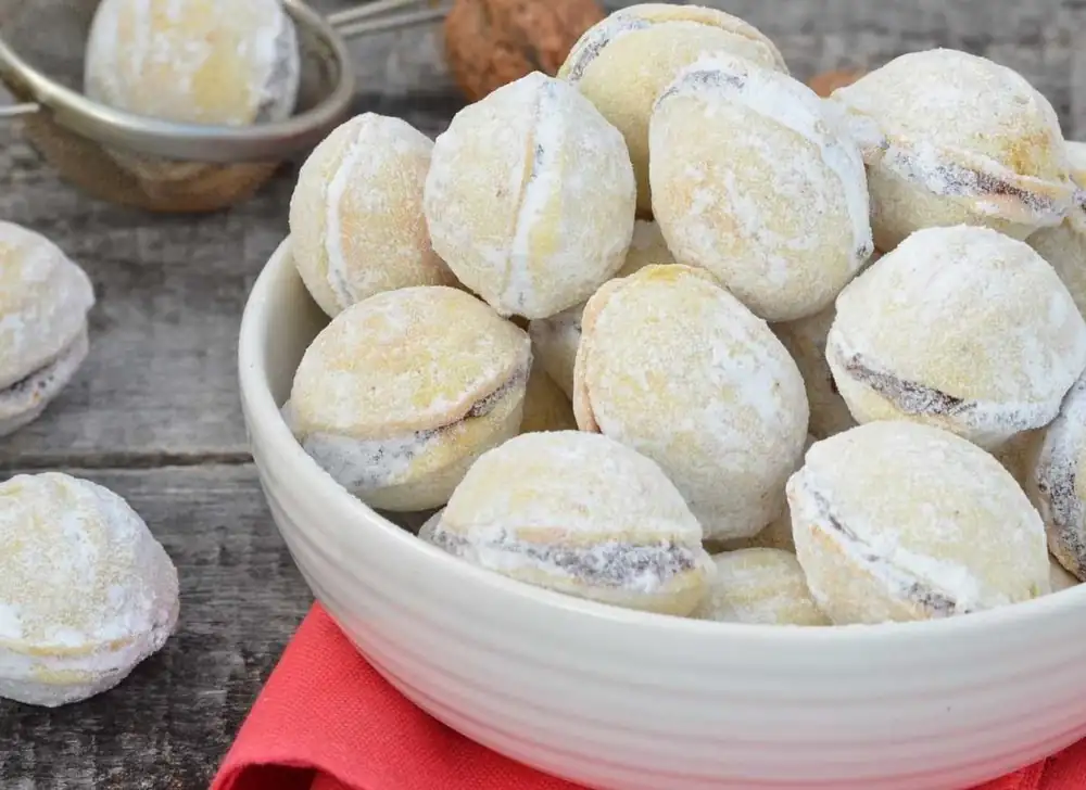Walnut Cookies with Cocoa Cream