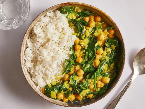 One-pot curry with chickpeas and spinach