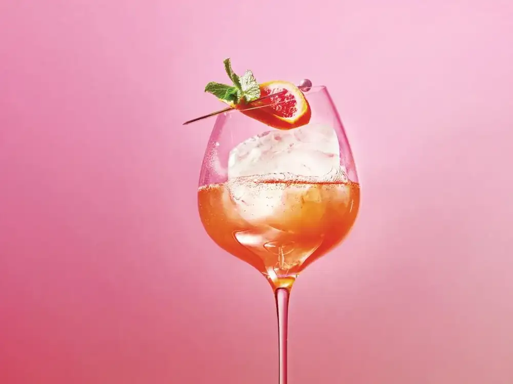 Non-alcoholic cocktail: blood orange, rum & almond syrup