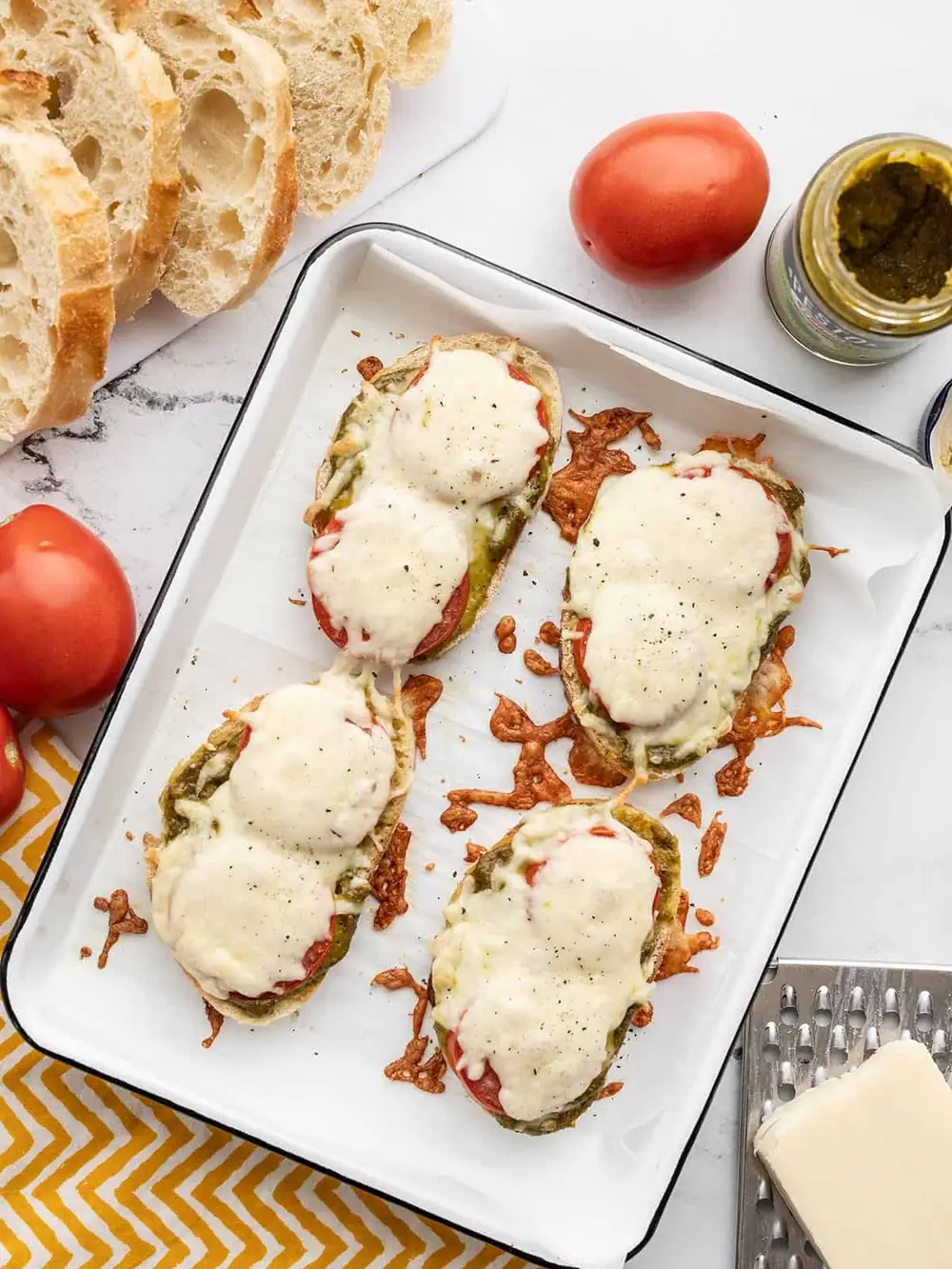 Tostada de queso con pesto: guarnición rápida y fácil