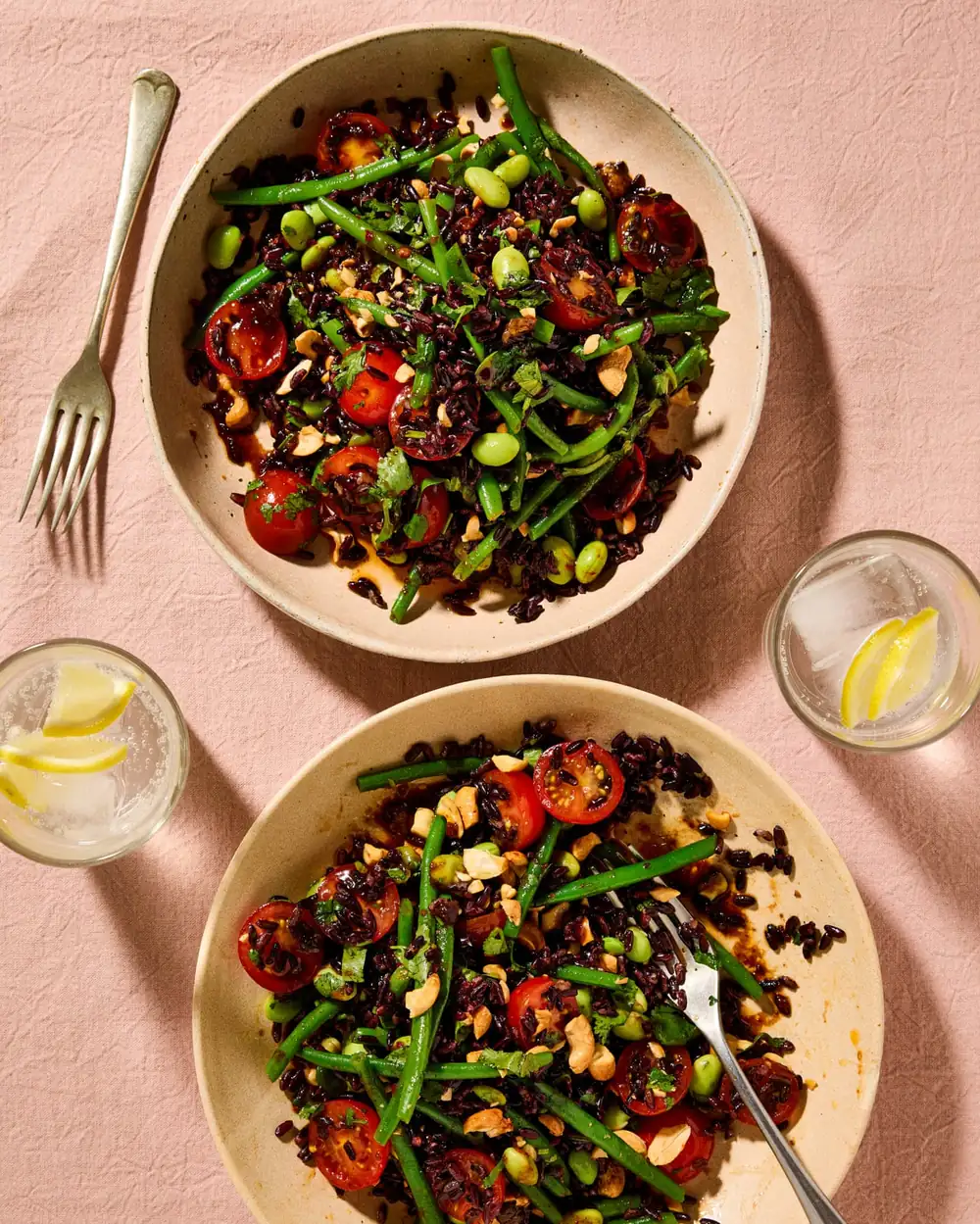 Receta de Meera Sodha para ensalada de arroz negro con tomates, tamarindo y judías verdes