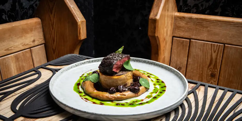 Receta de venado con especias Kamouneh, puré de apio nabo fermentado y jugo de café