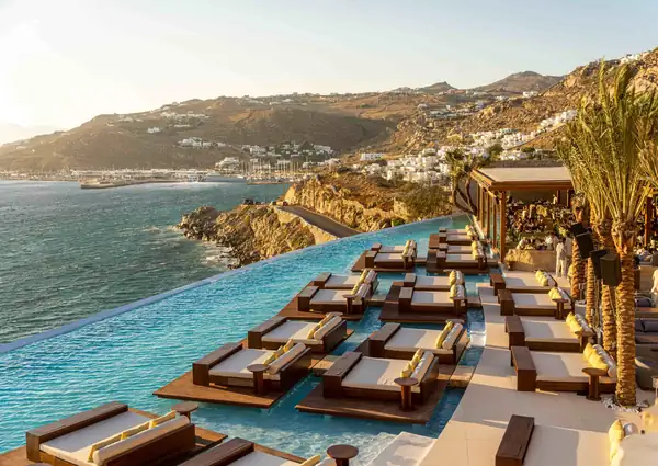 Rachel Zegler brinda por el verano en Mykonos con Zuma y Roka