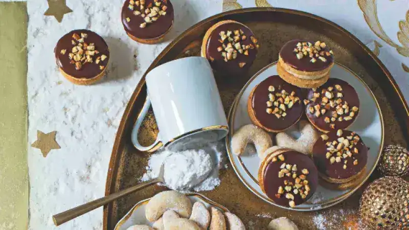 Hazelnut cookies with graham cracker cream