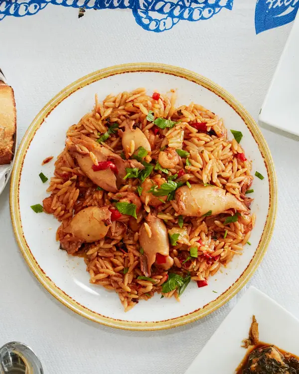 Receta griega de Kritharoto (orzo con tomate, calamares y gambas)