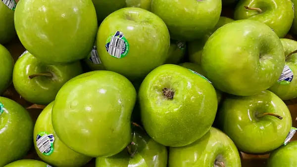 Es mejor comprar fruta con las etiquetas intactas por esta razón inesperada.